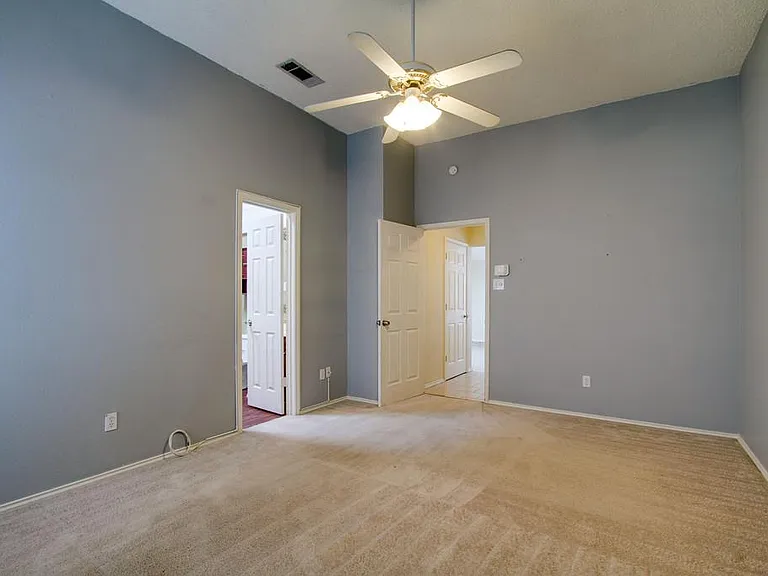 2104 Regency Dr — Photo 6