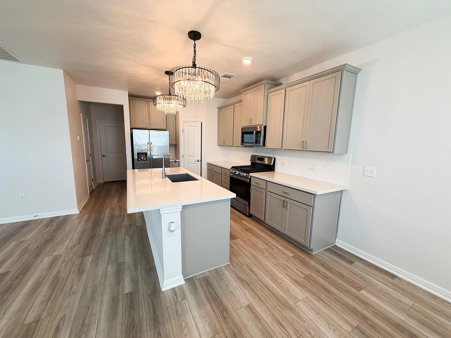 3 bed, 2.5 bath, 1518 sqft, $2,300 — Photo 2
