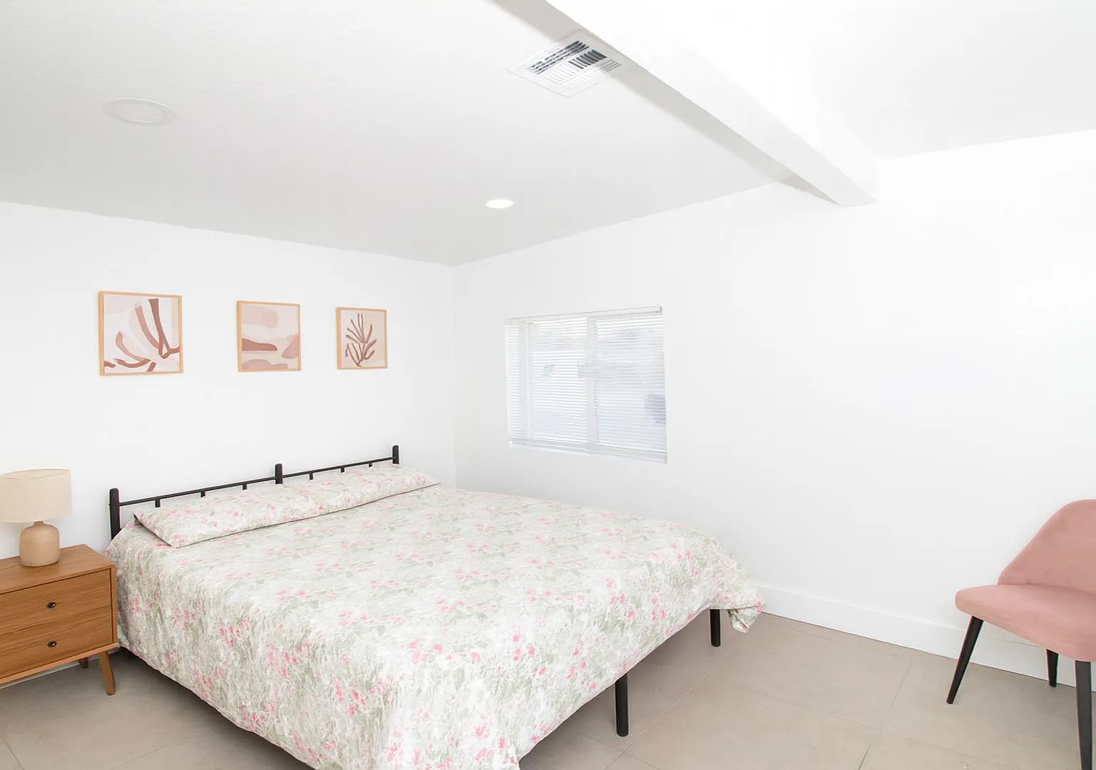 4 bed, 3.0 bath, 1968 sqft, $905 — Photo 1