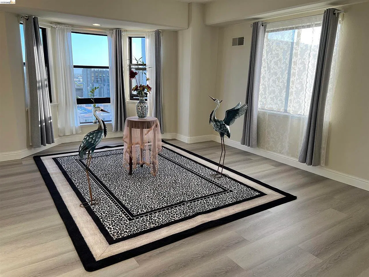 2 bed, 898 sqft, $3,100 — Photo 2