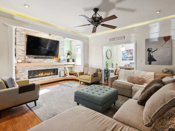 1541 Overing Street image 2 of 7