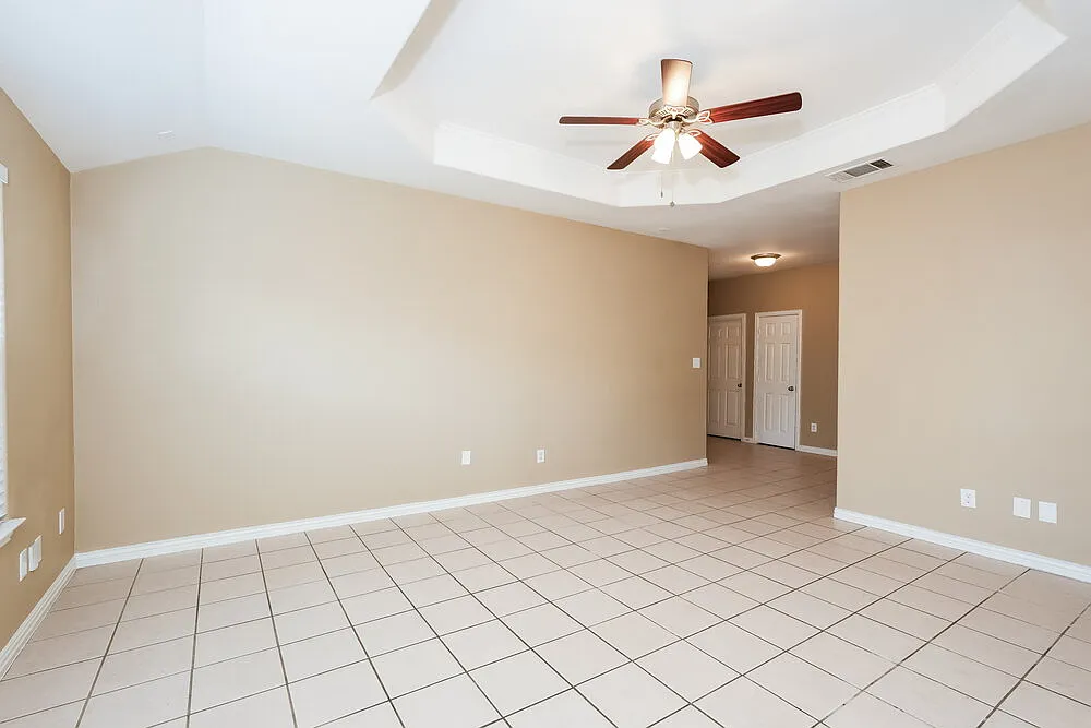 3 bed, 2.0 bath, 1515 sqft, $2,205 — Photo 3