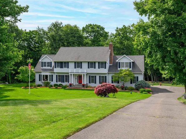 7 Huntington Connecticut Lane, New Fairfield, CT 06812