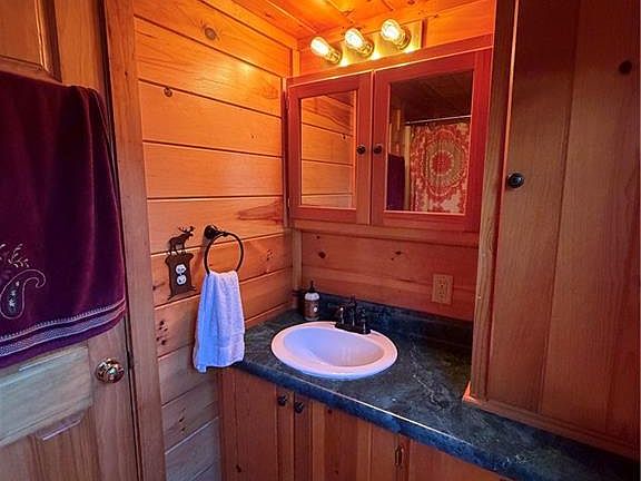 5th image of 157 Wolf Ln