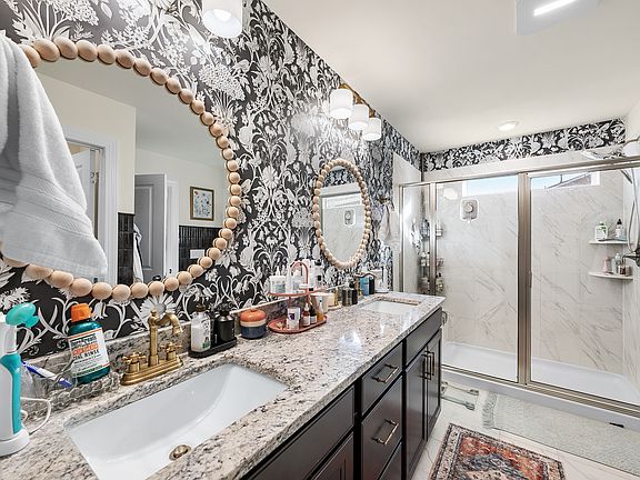3rd image of 3323 Lynn Rd #40