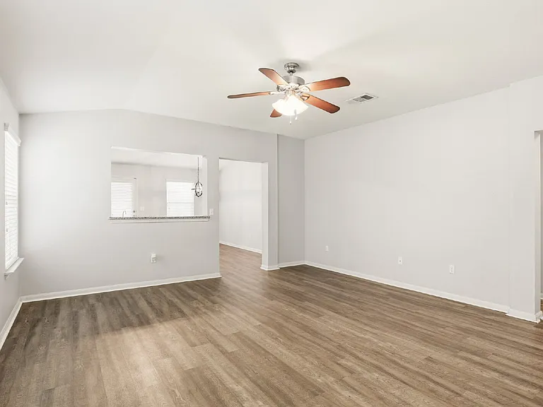 351 Musgrav — Photo 6