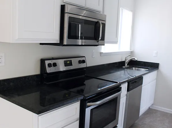 83 Fox Hill Ln, Enfield, CT 06082