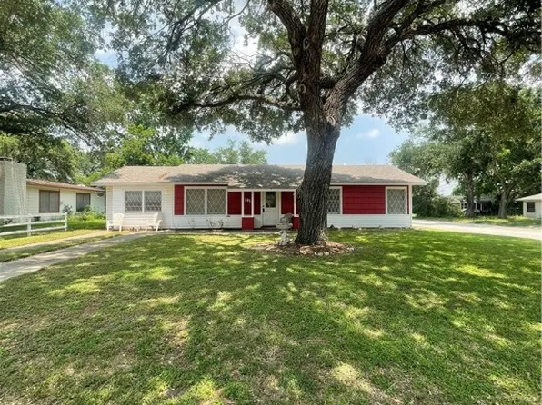 1016 Hanover St, Edna, TX 77957