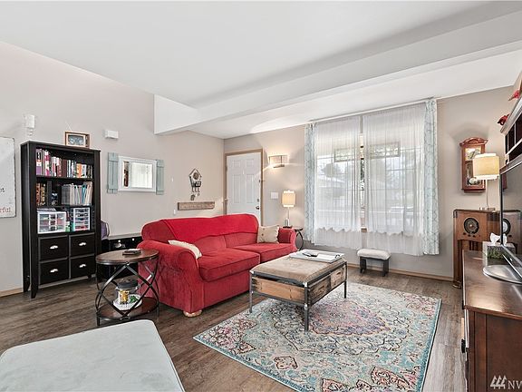 3rd image of 4621 212th St E