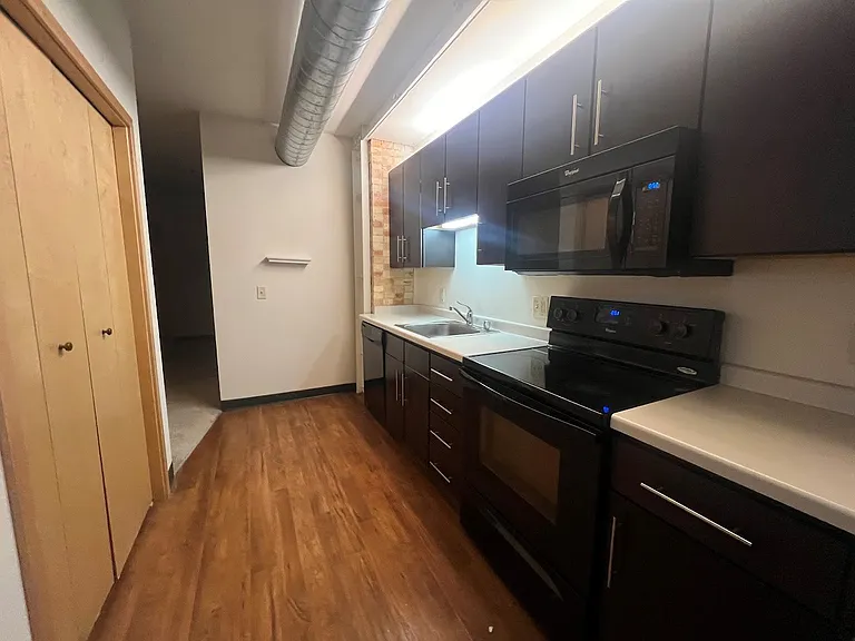 142 W Johnson St — Photo 56