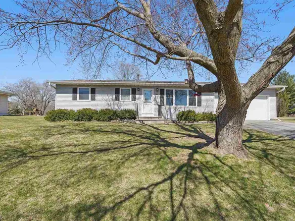 54 Greenview Dr, West Branch, IA 52358
