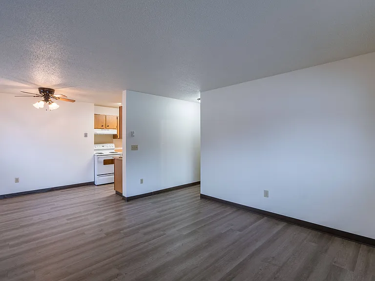 Fargo, ND Prairiewood Courts Apartments | Living