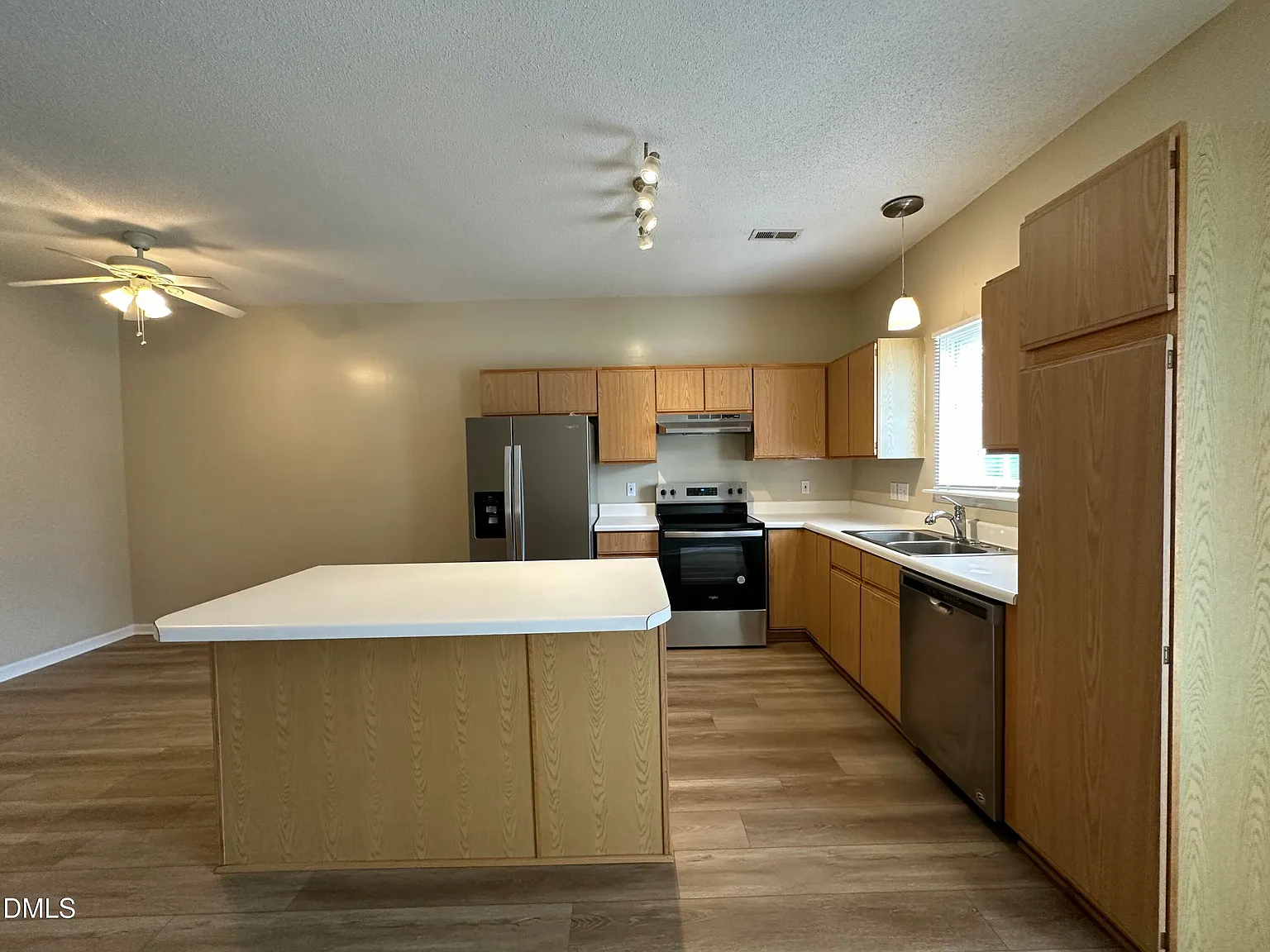 2 bed, 2.5 bath, 1230 sqft, $1,595 — Photo 4