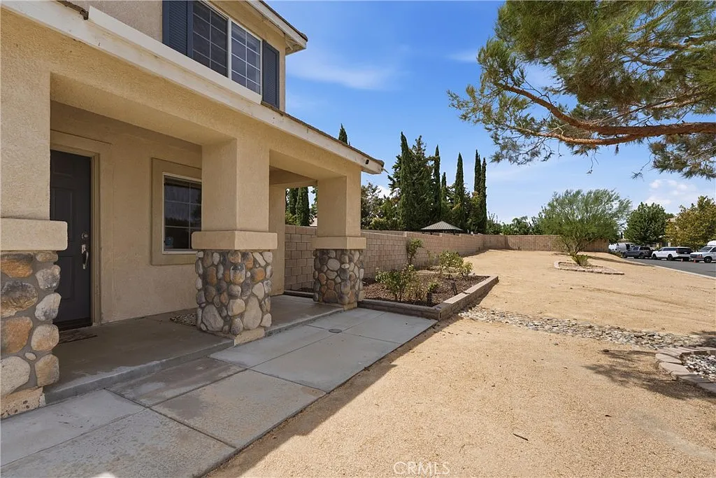 5 bed, 4.0 bath, 2872 sqft, $3,850 — Photo 2