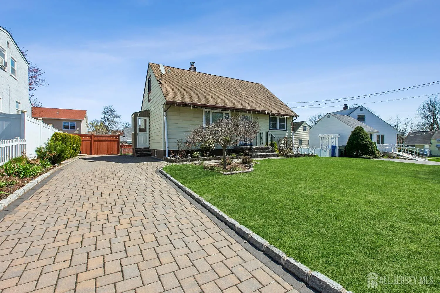 4 bed, 1.0 bath, 1152 sqft, $3,000 — Photo 3