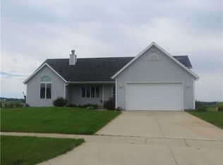 817 Boulder Dr, Center Point, IA 52213