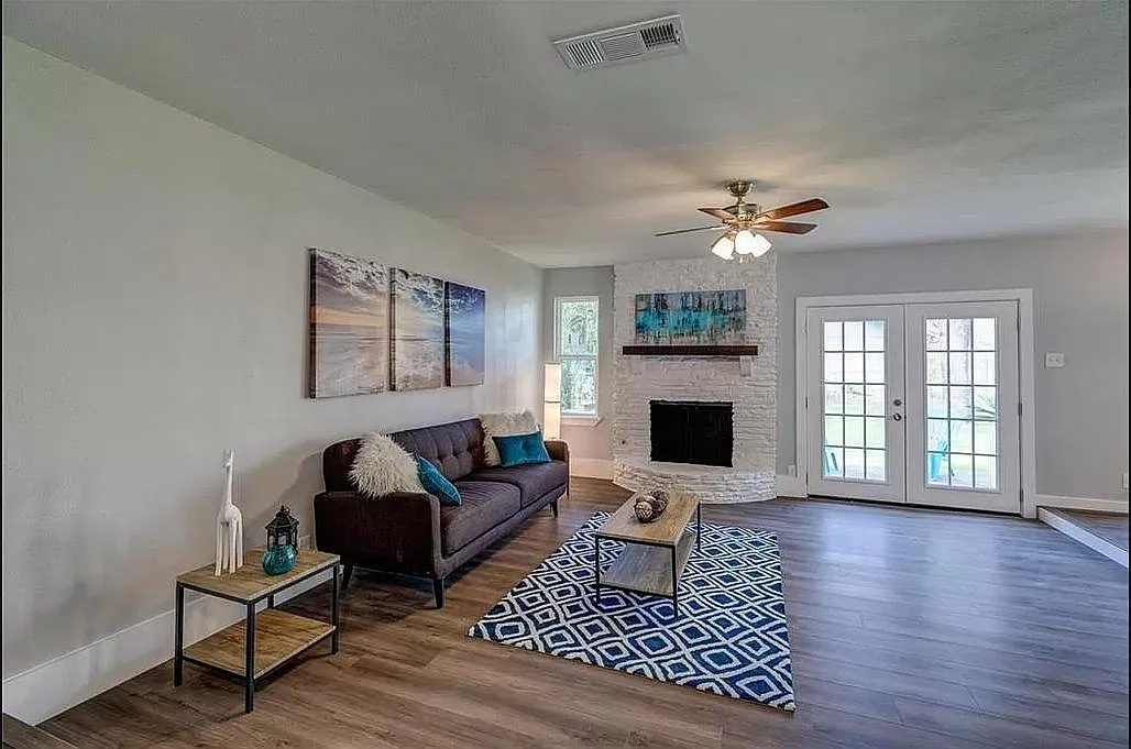 3 bed, 1285 sqft, $2,300 — Photo 2