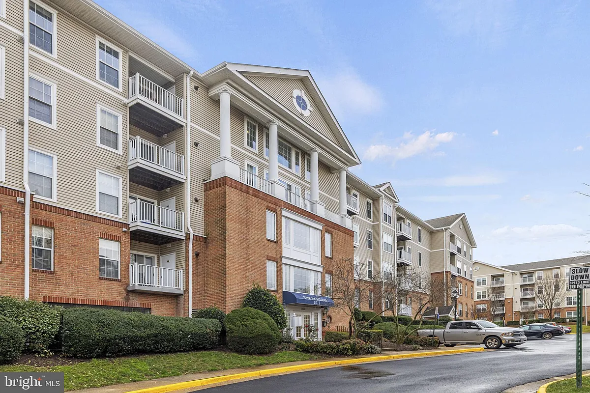 Building Photo - 7011 Falls Reach Dr #103