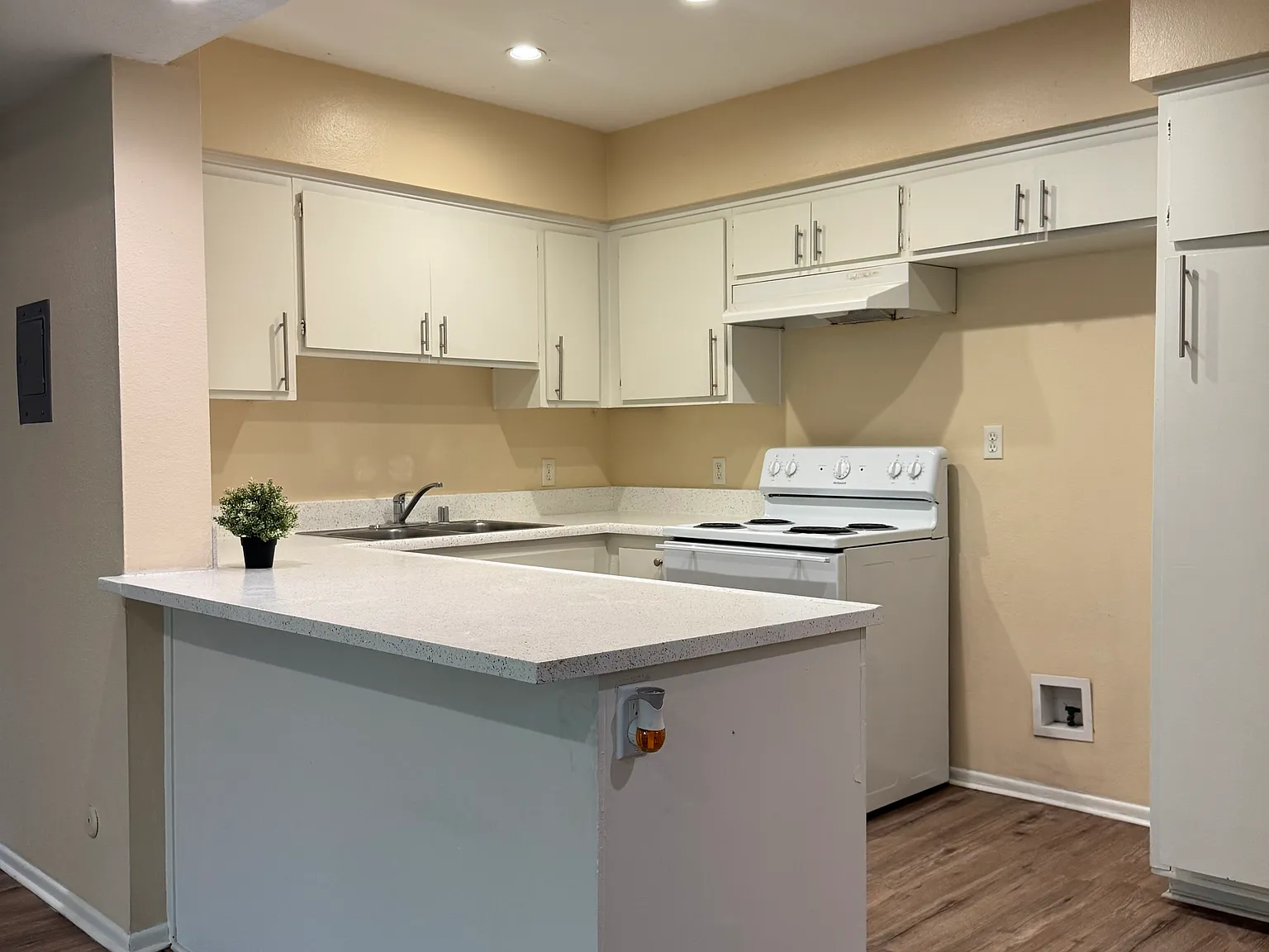 Amberwood Garden Apartments — Photo 2