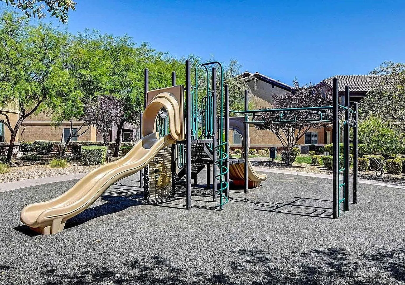 Welcome home to this stylish 2-bedroom, 2-bathroom townhouse tucked inside a wonderful gated comm... — Photo 4
