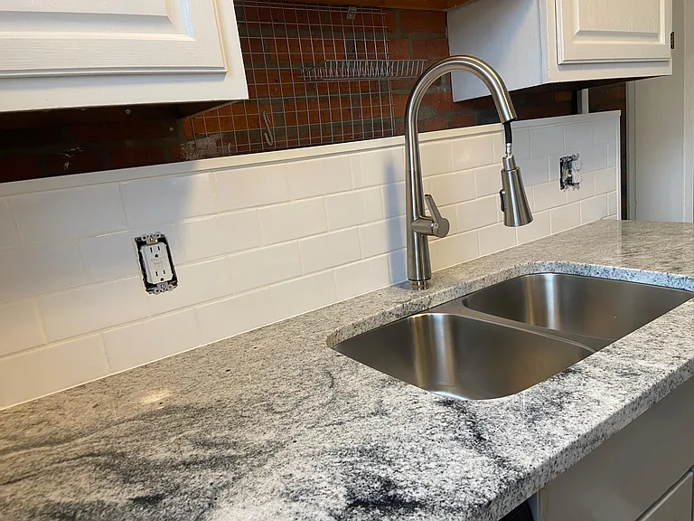 221 1/2 E Sycamore St #221-1/2 — Photo 4