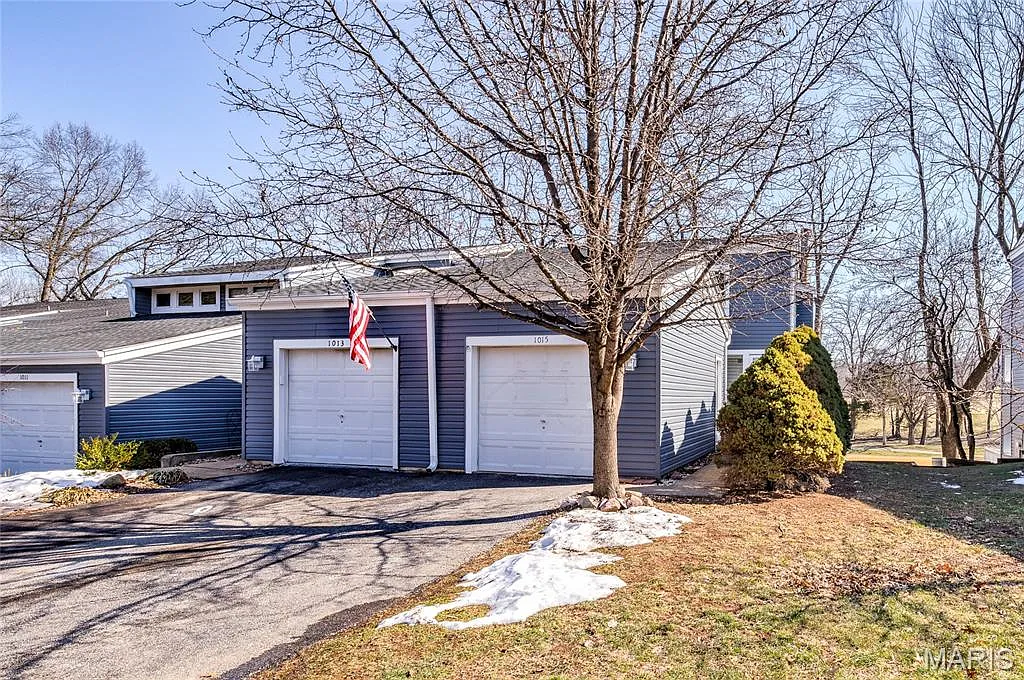 1015 Fairways Dr photo 1
