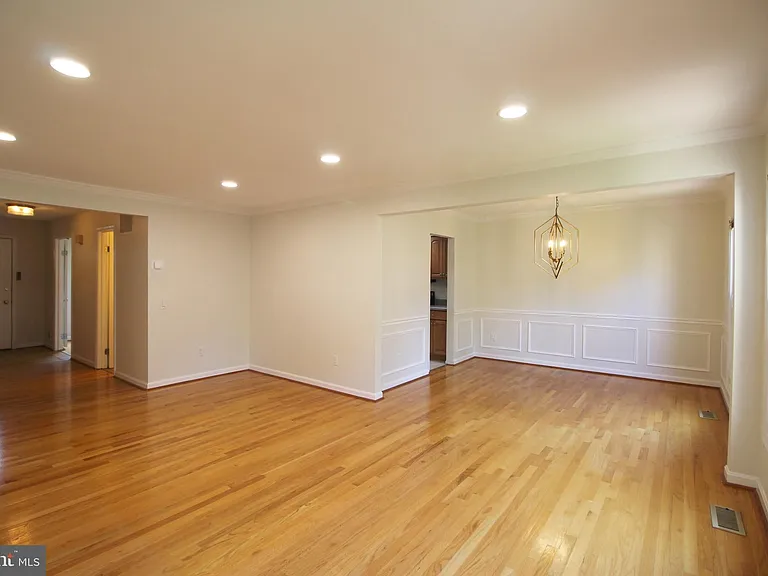 436 N Park Dr — Photo 10