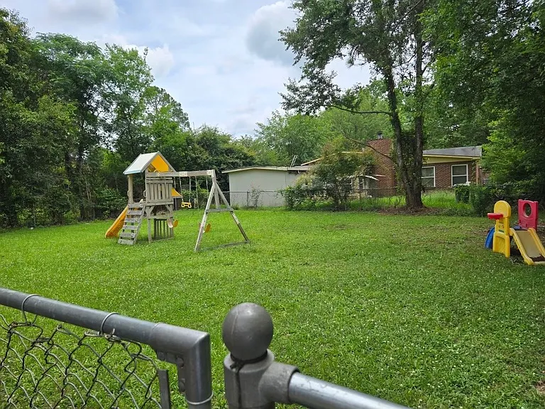 3650 Surrey Ln — Photo 2