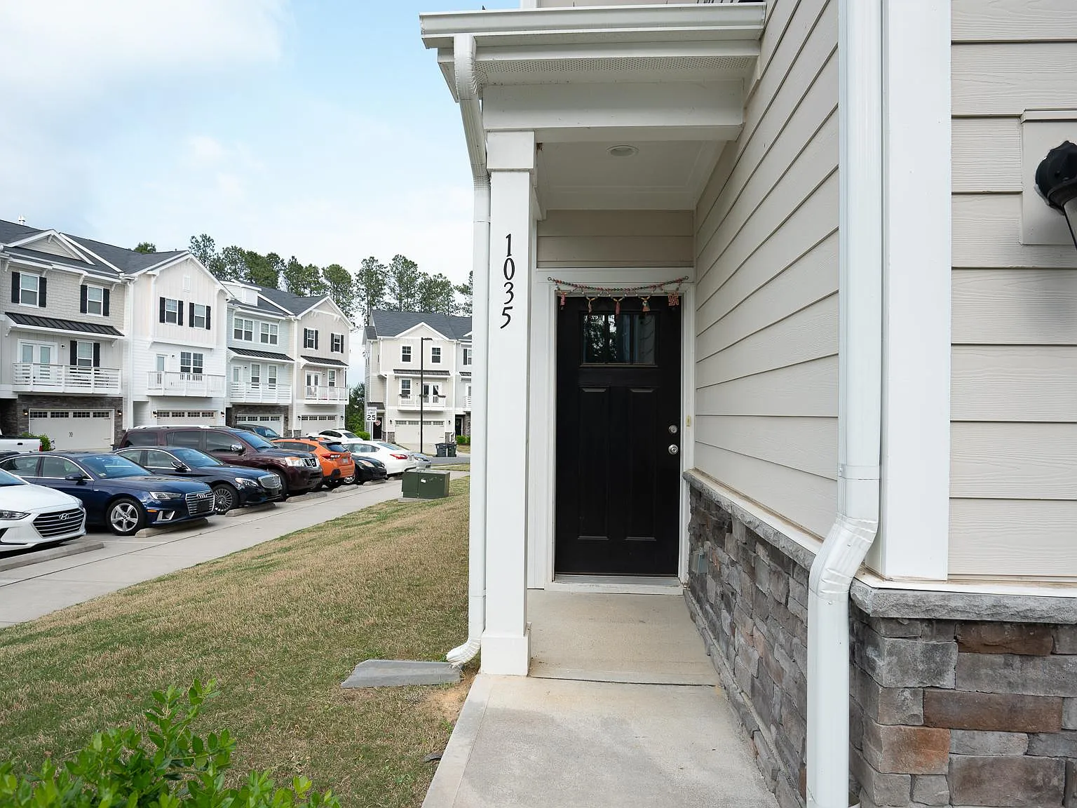 4 bed, 3.5 bath, 2347 sqft, $2,345 — Photo 1