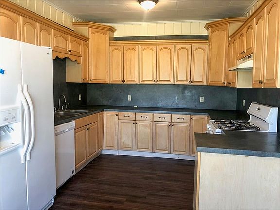4th image of 325 Evangeline Ave
