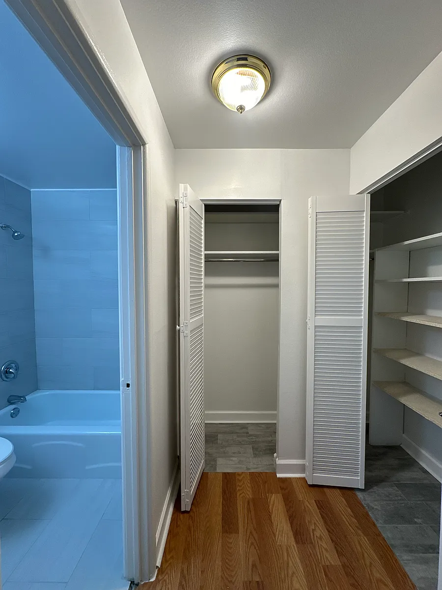 Building Photo - 3900 N Pine Grove Ave #319