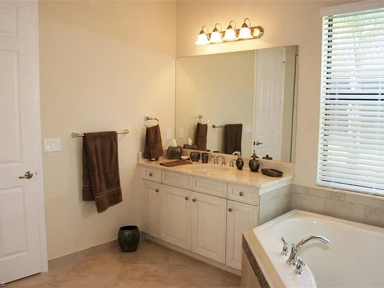 3296 Pacific Dr — Photo 13