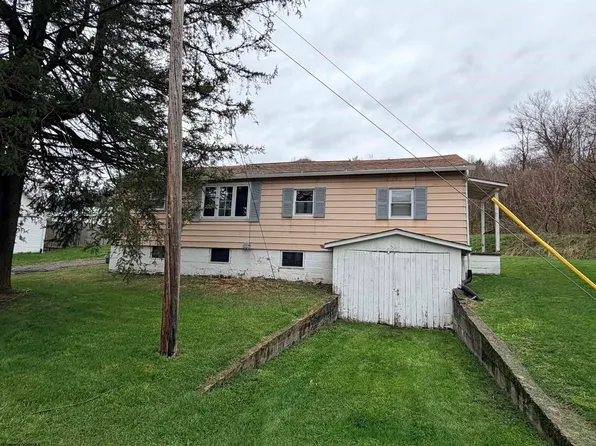 10 Center St, Rowlesburg, WV 26425