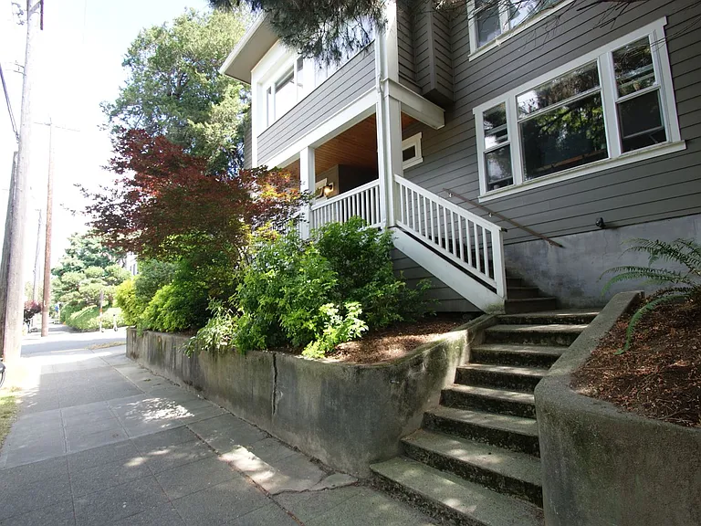 2046 Franklin Ave E — Photo 2