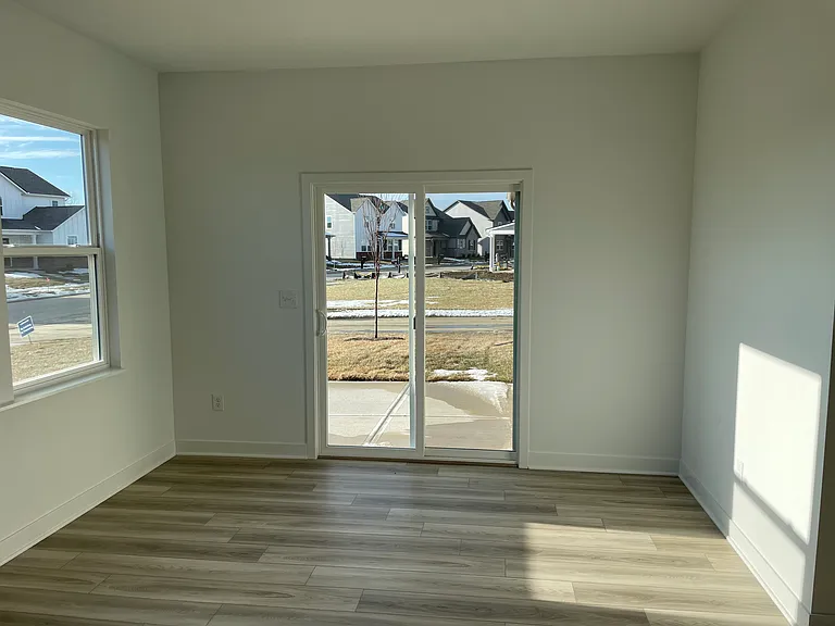 532 Lincoln Cir W — Photo 11