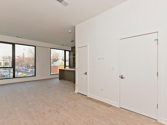 4th image of 3455 N Lincoln Ave #204