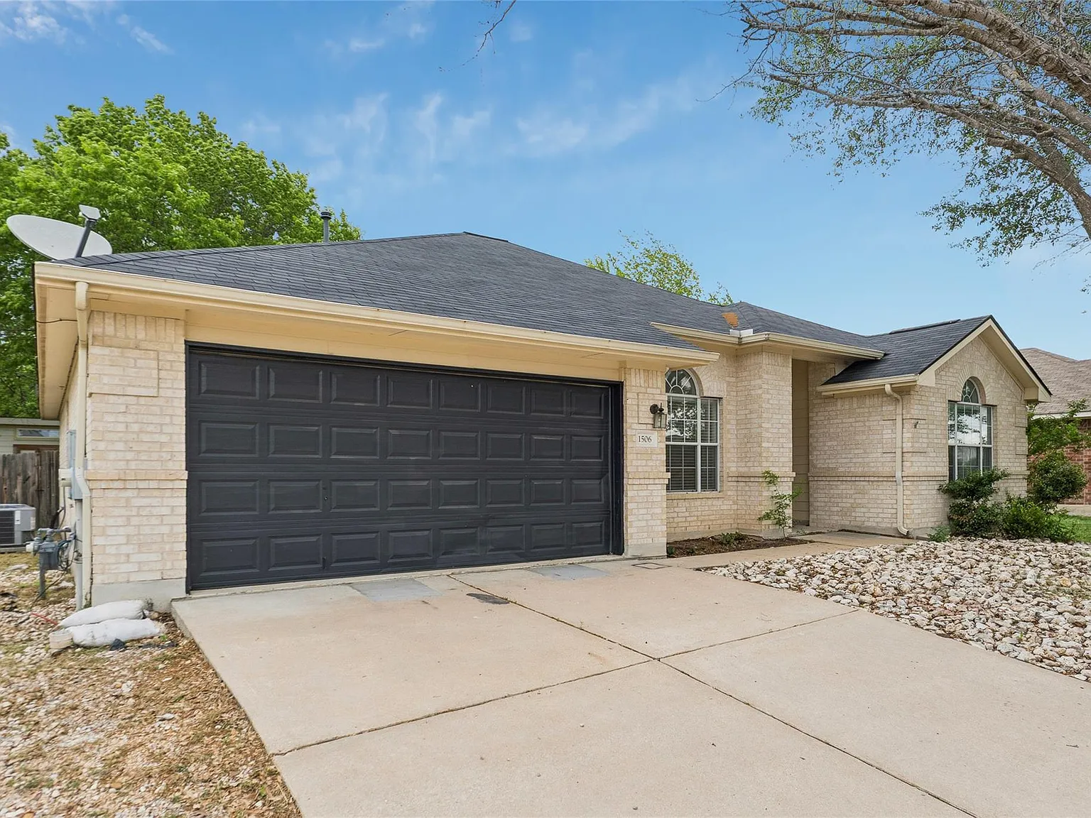 3 bed, 2.0 bath, 1826 sqft, $2,000 — Photo 3