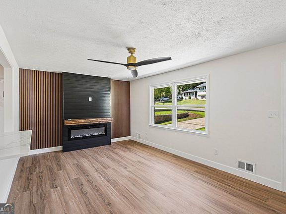 5th image of 729 Winter Ln