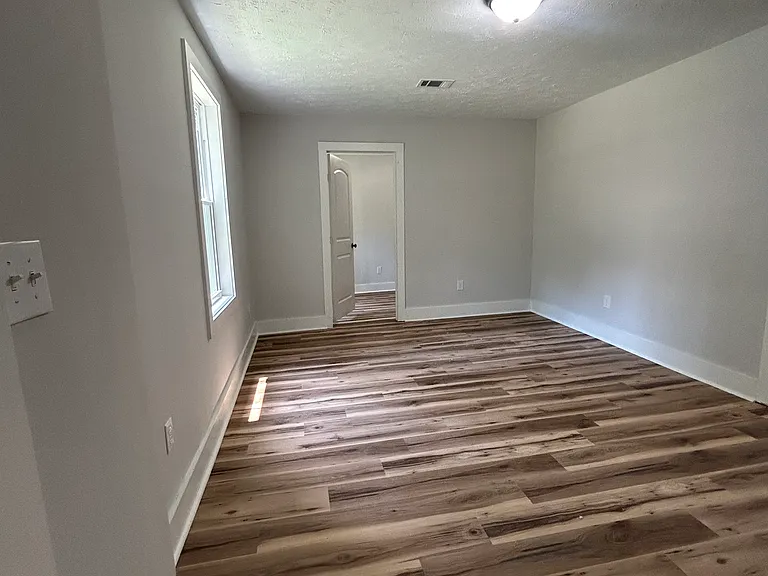 522 Woodbury Rd — Photo 4