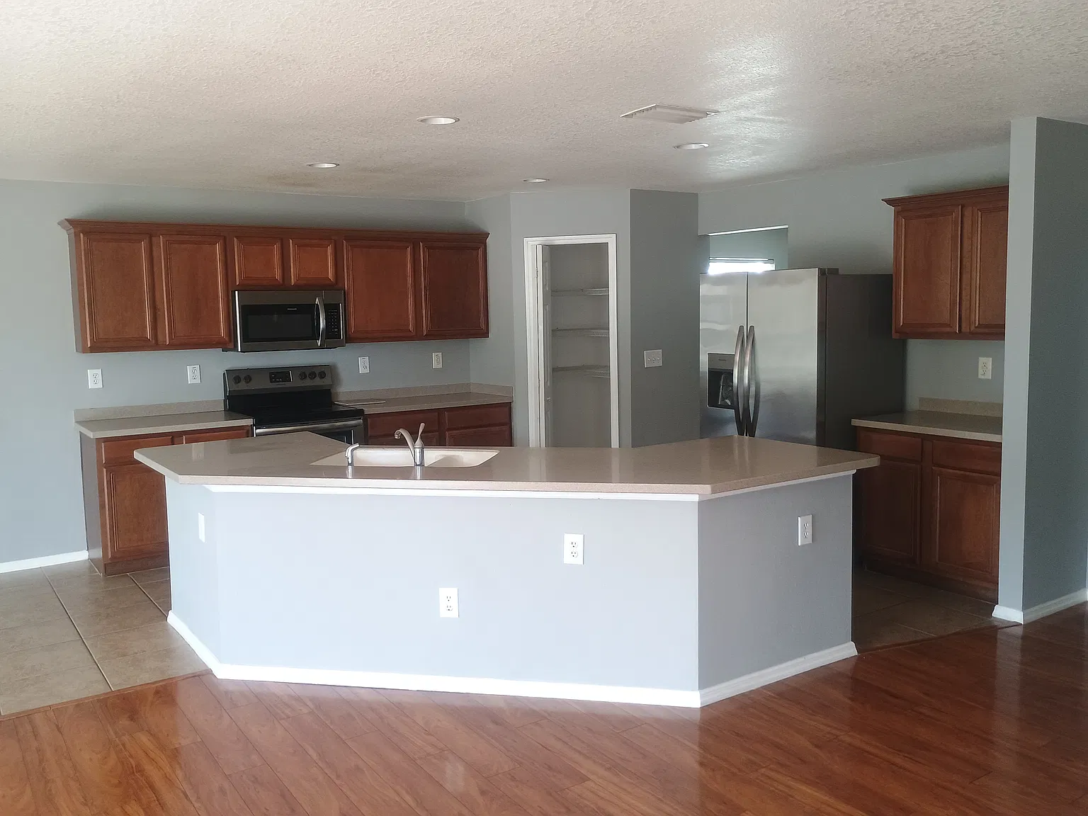4 bed, 3.5 bath, 2759 sqft, $2,350 — Photo 3