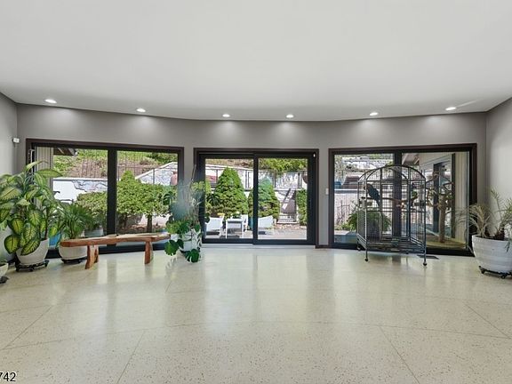 5th image of 38 Farview Rd