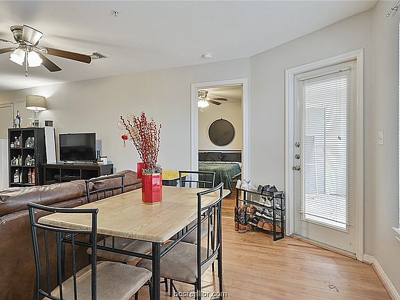 3rd image of 529 Sw Pkwy #204