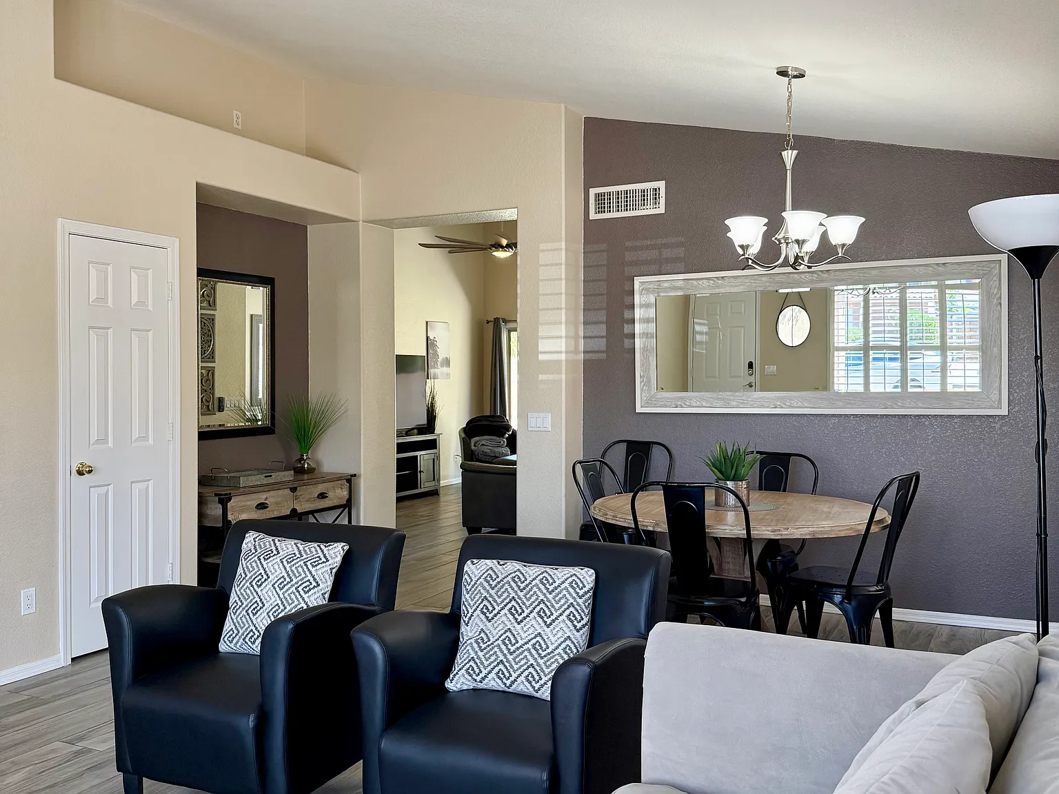 1692 W Sparrow Dr — Photo 2