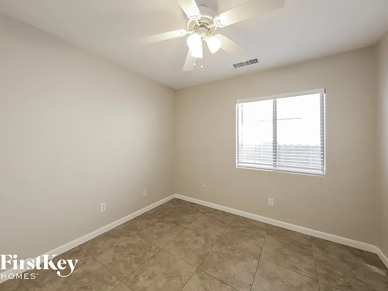 5346 W Jessica Ln — Photo 11