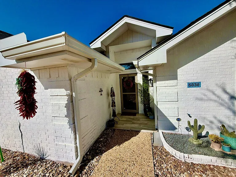 5838 Manchester Ln — Photo 3