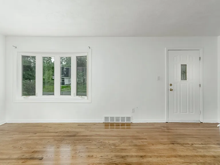 610 W Austin Ave — Photo 6