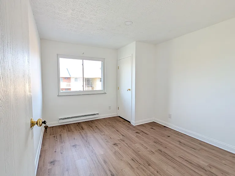 5350 Camelot Dr #10 — Photo 4