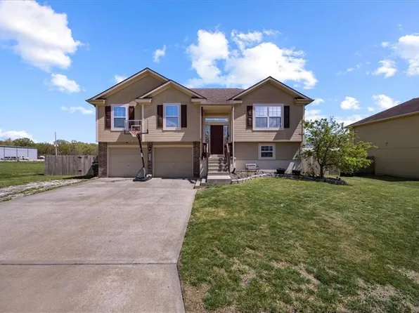 416 Golfview Dr, Pleasant Hill, MO 64080