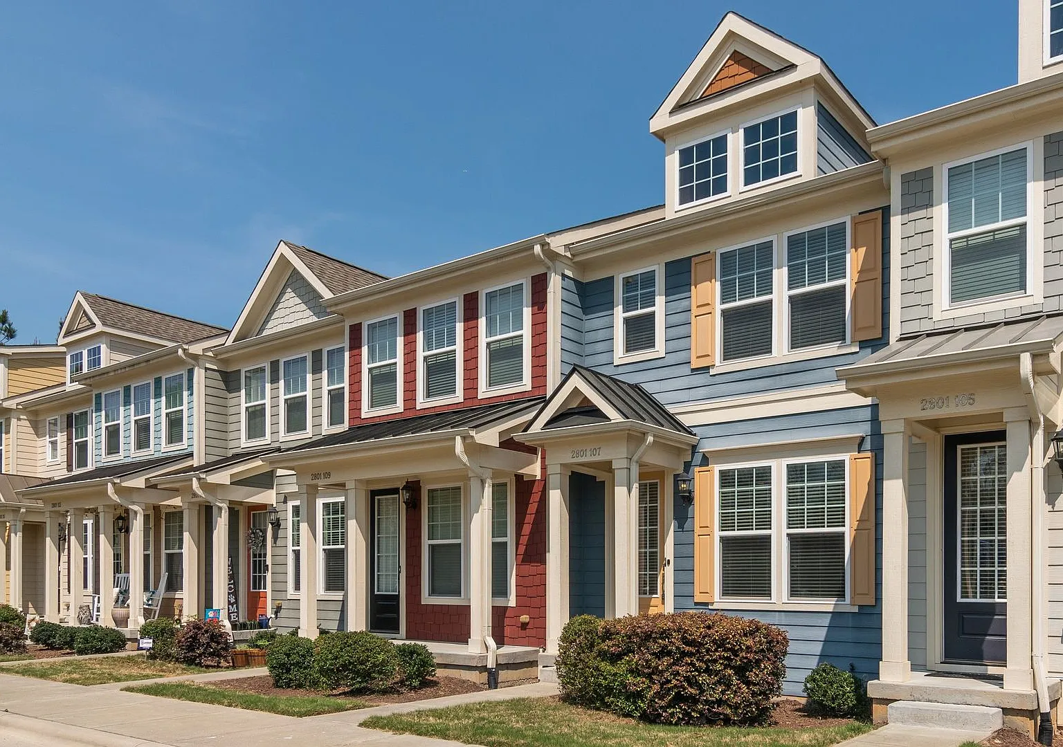 Beautiful 3BR/3.5BA Townhome | Near Raleigh Iron Works — Photo 2