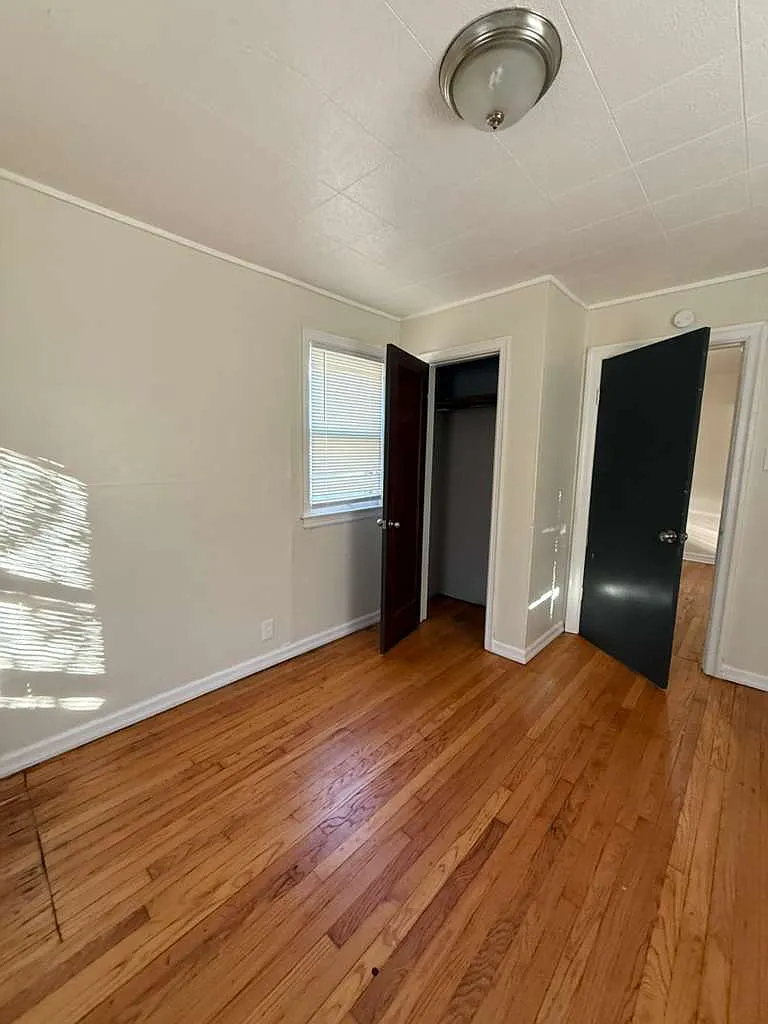 3 bed, 1.0 bath, 864 sqft, $1,200 — Photo 4